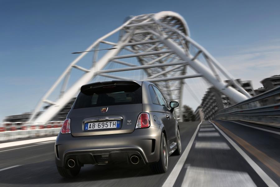  Abarth 695 Biposto 2014 года  (фото 20 из 32)